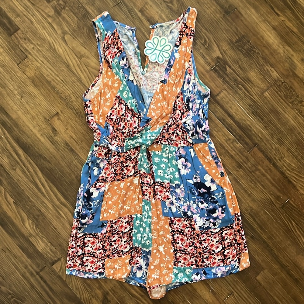 Women’s patterned romper size large NWT